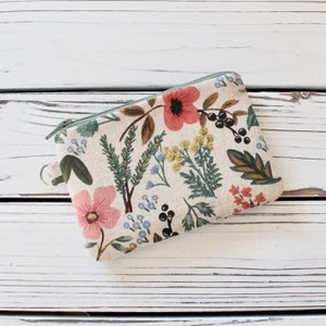 Monedero, billetera pequeña, estuche con cierre, monedero y portadocumentos de lona natural Amalfi Herb Garden de Rifle Paper Co.