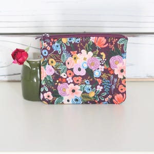 Estuche pequeño con cremallera, billetera pequeña, monedero, bolsa para monedas, Garden Party Orchard Petite Garden Party en color burdeos de Rifle Paper Co.