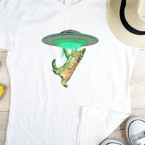 Funny UFO Cat Shirt, Cat Lover Gift, Alien Cat Shirt, Cat Owner Gift, Funny Space Shirt, Ufo Day Gift, Flying Saucer shirt
