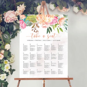 Puede incluir: Un plano de asientos de boda con un diseño floral. El plano está impreso en papel blanco y presenta un diseño floral de acuarela en tonos de rosa, melocotón y verde. El texto "take a seat" está escrito en una fuente cursiva en color melocotón. El plano está titulado "Virginia + Tristan" e incluye la fecha "09.27.20XX" y el nombre de la ciudad. El plano enumera los nombres de los invitados en orden alfabético.
