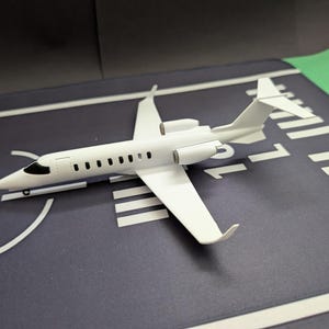 Avión comercial Lear Jet 45 de Bombardier, escala HO 1:87, con soporte de exhibición