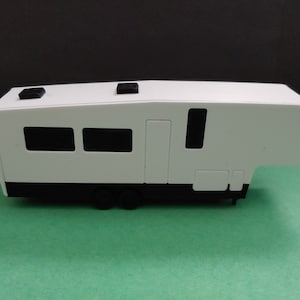 S 1:64 scale Forest River Cardinal Luxury 5th wheel camper RV Greenlight truck