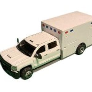 Ambulanza bianca in scala S 1:64 con cabina pressofusa Greenlight e ruote gemellari girevoli
