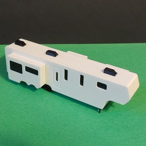 HO 1:87 scale Luxe Gold fifth wheel 3-axle RV travel trailer