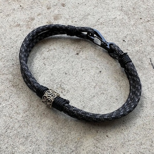 Pulsera minimalista con cuentas de bronce, pulsera budista asiática japonesa, pulsera de paracord impermeable para buceo en playa surfista, pulsera de cordón fino