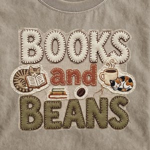 以下が含まれることがあります： 白のセラミックマグカップ、黒いハンドル、手書き風の「But First, Coffee」の文字。 マグカップは白い表面に置かれています。 マグカップの高さは約10cmです。