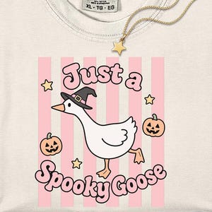 Een griezelige gans voor Halloween (PNG), grappige Summerween-clipart, schattig herfstpompoen-sublimatieontwerp, printbestand met snoepstrepen, digitale download.