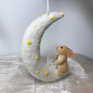 Lièvre feutré à l'aiguille / Lapin feutré / Mobile animal / Poupée lièvre