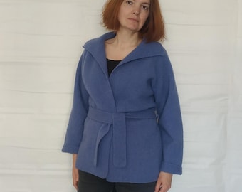 Cardigan da donna in feltro di lana blu denim, giacca da corsa oversize ampia e dritta, realizzata a mano.