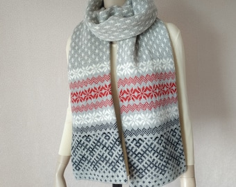 Bufanda de invierno de lana apretada tejida a mano en gris con estampado escandinavo. Calentador de cuello extra largo unisex de punto doble. Bufanda moderna clásica de isla justa larga.