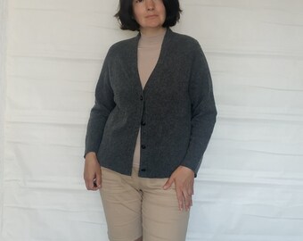 Handgefertigter, geknöpfter Kimono-Cardigan aus grauer Wolle mit V-Ausschnitt und Übergröße in Kurzform. Minimalistische, lockere Cocoon-Cottagecore-Jacke. Übergroßer Strickpullover