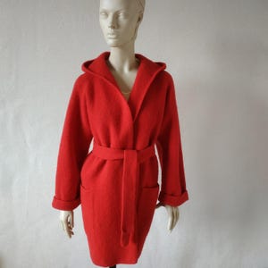 Cárdigan de lana roja tipo capote, chaqueta kimono holgada tejida a mano, abrigo tipo bata de fieltro con capucha de gran tamaño, abrigo tipo manta holgado de estilo étnico