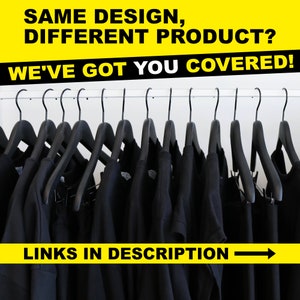 Pode incluir: Uma fila de camisetas pretas penduradas em cabides pretos sobre um fundo branco. O texto "SAME DESIGN, DIFFERENT PRODUCT? WE'VE GOT YOU COVERED!" est&aacute; na parte superior da imagem. O texto "LINKS IN DESCRIPTION" est&aacute; na parte inferior da imagem com uma seta apontando para a direita.