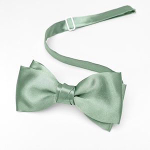 Elegant Wedding Bow tie in Satin Light Sage Green, Light Sage Green Satin Suspenders, Groom and Groomsmen Bow tie Set in Light Sage Green