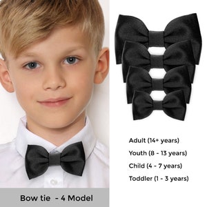 Most popular Black satin silk bow tie in any sizes for children and adults.
Noeud papillon en satin de soie noir dans toutes les tailles pour enfants et adultes.
Schwarze Fliege aus Satinseide in allen Großen fur Kinder und Erwachsene.