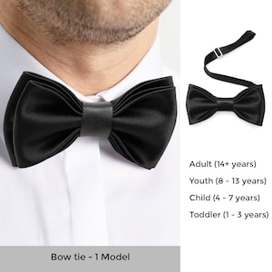 Black silk satin bow tie with leather details.
The same style bow tie for child and adult. Schwarze Fliege aus Seidensatin mit Lederdetails.
Fliege im gleichen Stil fur Kinder und Erwachsene.