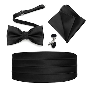 Klassischer handgefertigter plissierter Kummerbund mit passender Fliege, Einstecktuch, Manschettenknopfen aus schwarzem Satin.
Dieser Kummerbund kann fur jeden formellen Abend, fur Abendveranstaltungen, Hochzeiten und Abschlussballe getragen werden.