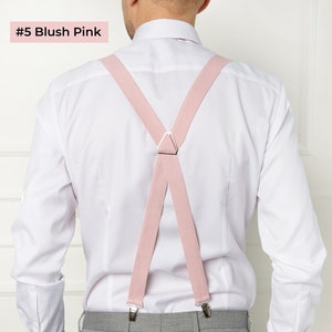The model from the back wears Blush pink color linen X-type suspenders. Suspenders with silver color metal clips. Width: 3 cm. Fits a person 165-195cm tall.