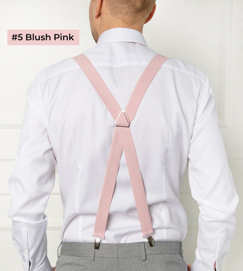The model from the back wears Blush pink color linen X-type suspenders. Suspenders with silver color metal clips. Width: 3 cm. Fits a person 165-195cm tall.