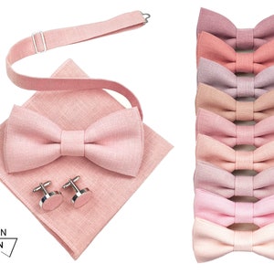 Pode incluir: Um conjunto de oito gravatas borboleta de linho rosa em vários tons de rosa, dispostas em uma pilha. As gravatas borboleta são feitas de um tecido macio e leve e têm um design clássico e elegante. As gravatas borboleta são perfeitas para adicionar um toque de estilo a qualquer roupa.