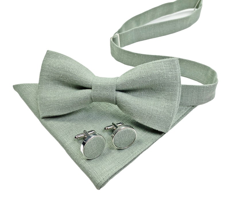 Light sage green man's accessories.
Hellsalbeigrune Herrenaccessoires.
Accessoires pour hommes vert sauge clair.