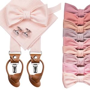 Può includere: Un set di papillon in lino rosa in diverse tonalità, un fazzoletto da taschino abbinato e bretelle in pelle marrone con clip argentate. Il set include gemelli.