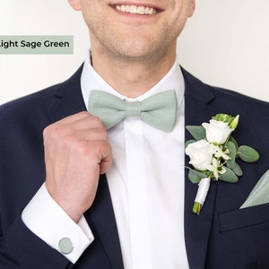 Light sage green wedding bow tie, pocket square, cufflinks.
Hell Salbeigrune Hochzeits Fliege, Einstecktuch, Manschettenknopfe.
Noeud papillon de mariage vert sauge clair, pochette de costume, boutons de manchette.