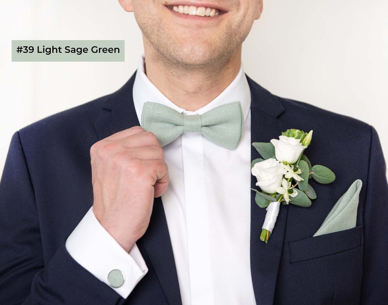 Light sage green wedding bow tie, pocket square, cufflinks.
Hell Salbeigrune Hochzeits Fliege, Einstecktuch, Manschettenknopfe.
Noeud papillon de mariage vert sauge clair, pochette de costume, boutons de manchette.