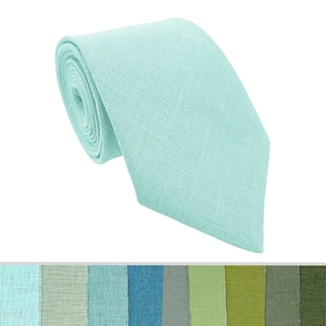 Peut inclure: Une cravate en lin bleu clair. La cravate est enroulée et le tissu a un aspect texturé.