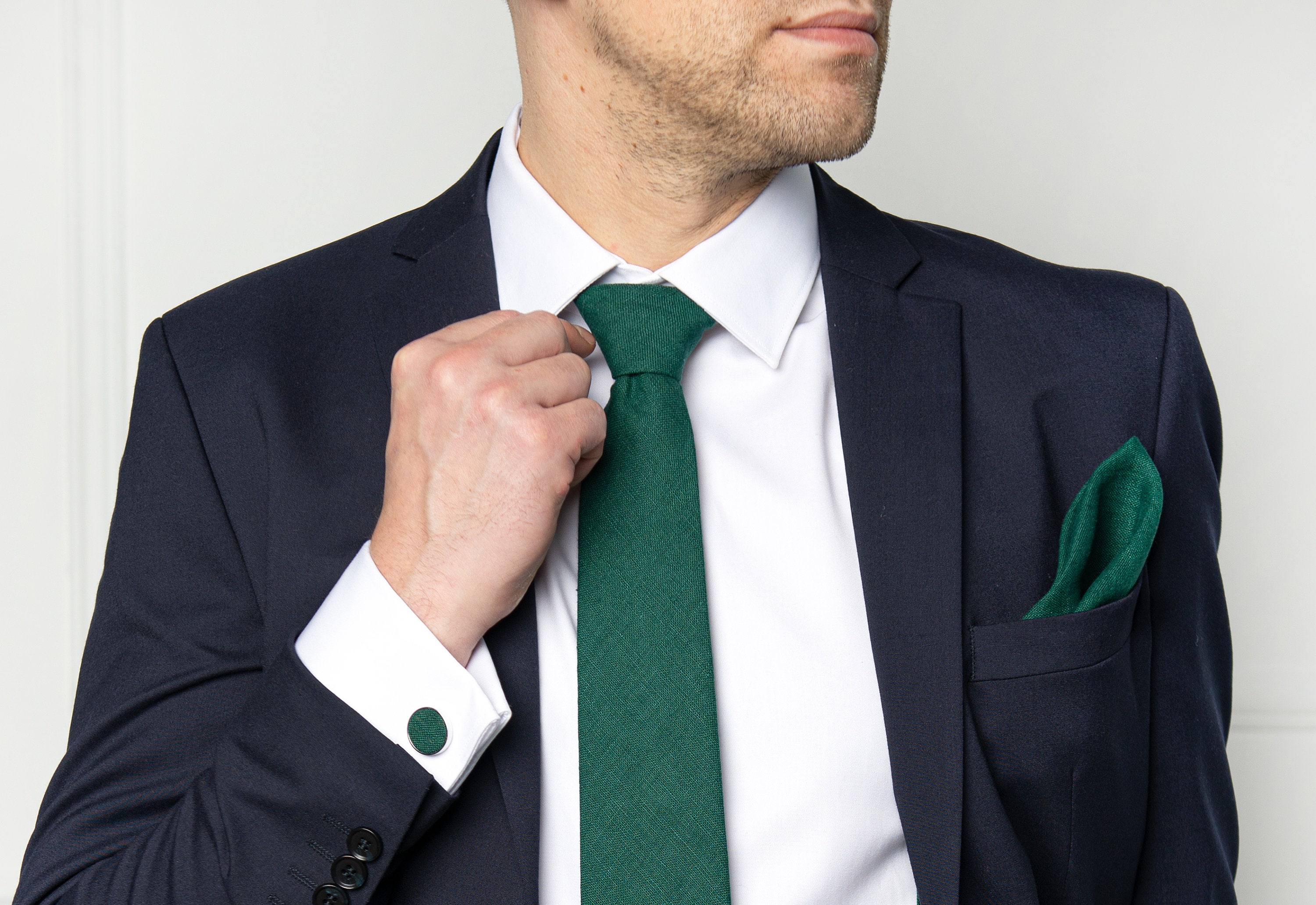 Traje azul corbata verde hotsell