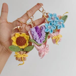 かぎ針編みの花束とキーホルダー、あみぐるみの花のキーホルダー、手作りのキーホルダー