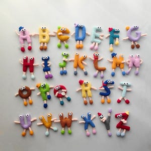 MODELLO: MODELLO con alfabeto all'uncinetto, MODELLO con lettera Amigurumi in peluche