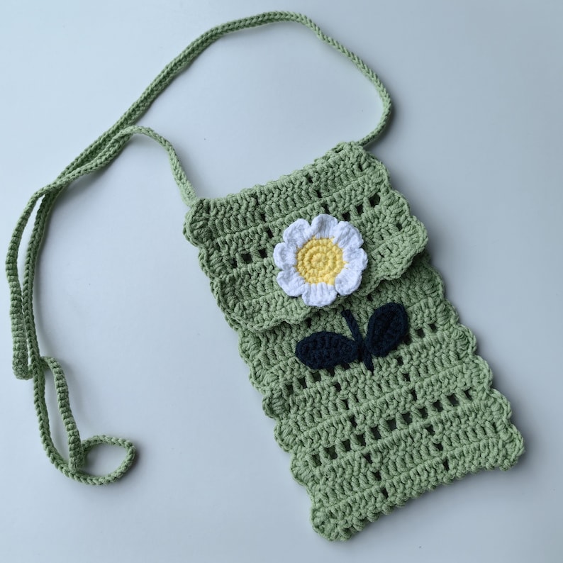 Daisy and Leaf Phone Bag crochet pattern listing photo by LilyshandmadeStore