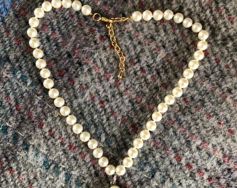 stunning knotted faux pearl necklace with cross