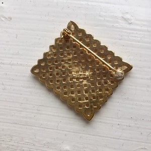 Gorgeous little Crown Trifari brooch for fans of TheCrown and 50s/60s fashion. Superb. image 4