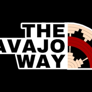 Könnte beinhalten: Die Worte "THE NAVAJO WAY" in fetten weißen Buchstaben vor schwarzem Hintergrund. Rechts vom Text befindet sich ein stilisierter, halbkreisförmiger Entwurf in Beige, Rot und Schwarz.