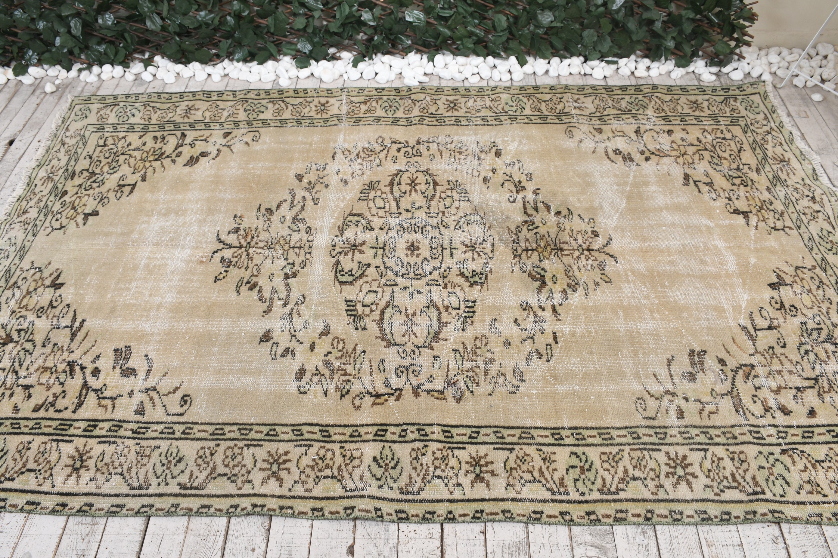 ベージュラグ、トルコラグ、5.1 x 8.2フィート、ヴィンテージラグ