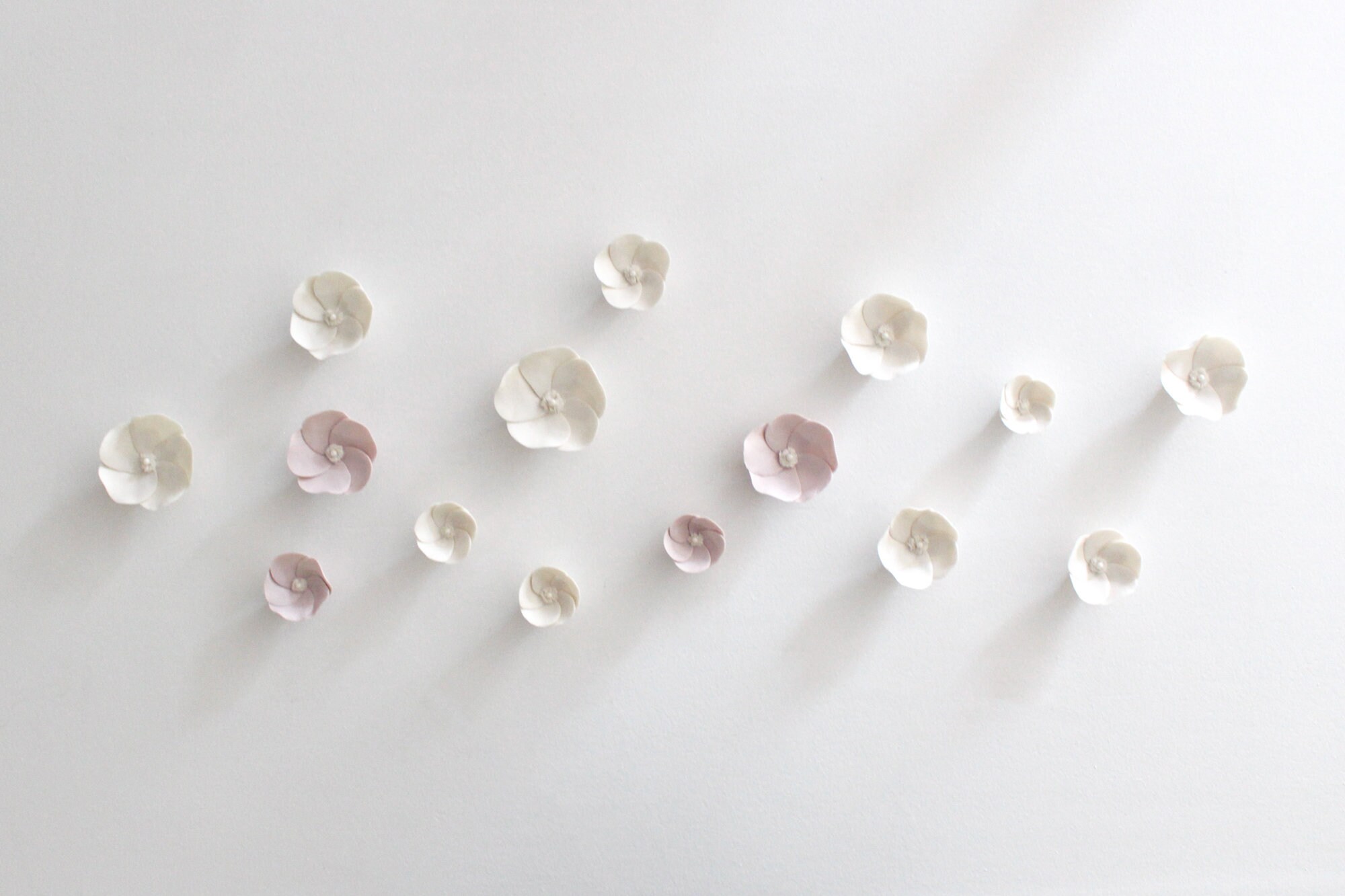 Décor Mural de 15 Anémones en Porcelaine Biscuit Pour Décoration La Maison