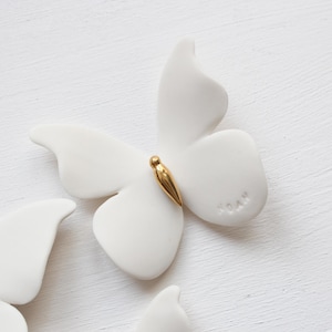 Mariposa de porcelana con nombre para regalo de nacimiento o familiar.