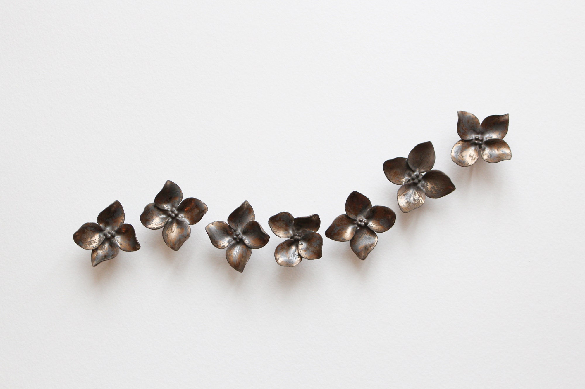 Mini Décor Mural de 7 Hortensias en Porcelaine Émaillée Noir Or