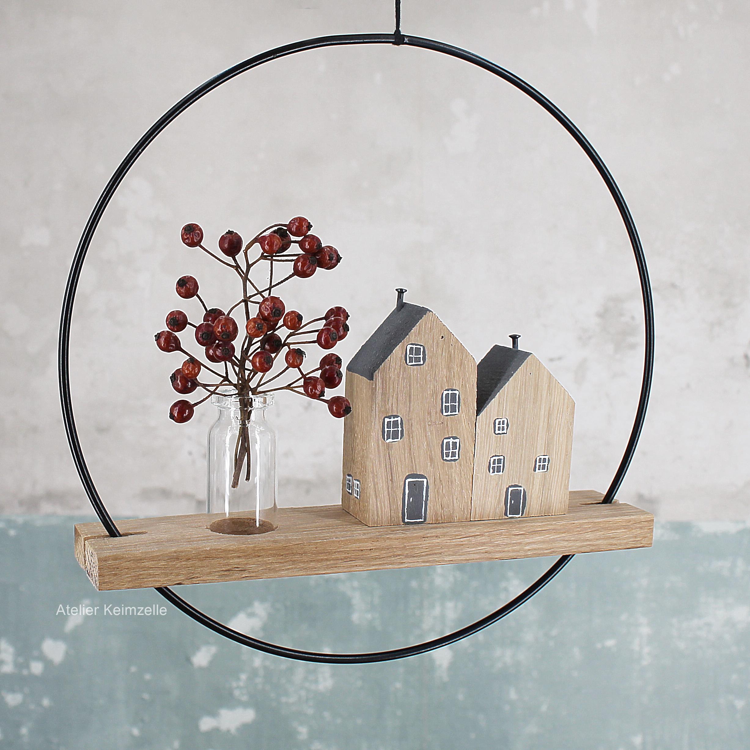 Landhaus Deko - Hängende Fensterdeko - Metallring mit Vase - Holzhaus - Eiche - Ø20cm - Das Original - Atelier Keimzelle