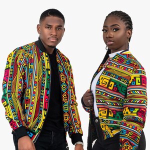 Puede incluir: Dos personas con chaquetas bomber a juego con estampado colorido y pantalones negros. El estampado presenta formas geométricas y rayas en tonos rojos, amarillos, verdes, azules y negros.