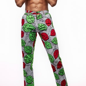 Puede incluir: Pantalones ajustados con un vibrante estampado de hojas en verde y rojo sobre un fondo a rayas blancas y grises. Los pantalones est&aacute;n dise&ntilde;ados con un dise&ntilde;o cl&aacute;sico, adecuado para una declaraci&oacute;n de moda audaz.