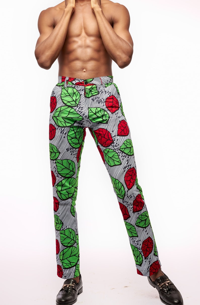 Puede incluir: Pantalones ajustados con un vibrante estampado de hojas en verde y rojo sobre un fondo a rayas blancas y grises. Los pantalones est&aacute;n dise&ntilde;ados con un dise&ntilde;o cl&aacute;sico, adecuado para una declaraci&oacute;n de moda audaz.