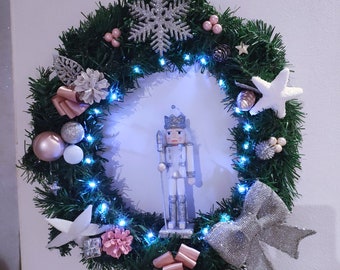 Couronne de Noël LED - Le roi Casse-Noisette argent, blanc, rose