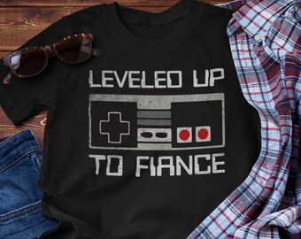 Leveled Up To Fiance Tshirt, Verlobungsgeschenk für Verlobte, Verlobtes Shirt, Verlobtes Geschenk für Ihn, Lustiges Verlobtes T-Shirt, Geschenkideen für Verlobte