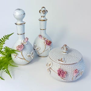 Antikes japanisches Porzellan Schminktisch-Set - 3-teilige Parfümflaschen und Schmuckschale mit Reliefrosen und Goldrand