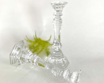 Set di candelabri alti in vetro trasparente: base ottagonale, centrotavola