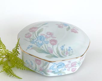 Japońska porcelanowa szkatułka na biżuterię: Różowa miseczka na drobiazgi z motywem kwiatowym, złote wykończenie