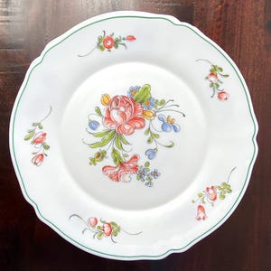 Arcopal France Provinial Floral Dinner Plate – Luminescent White Ceramic, Vintage Cottagecore Tableware, Shabby Chic Home Decor